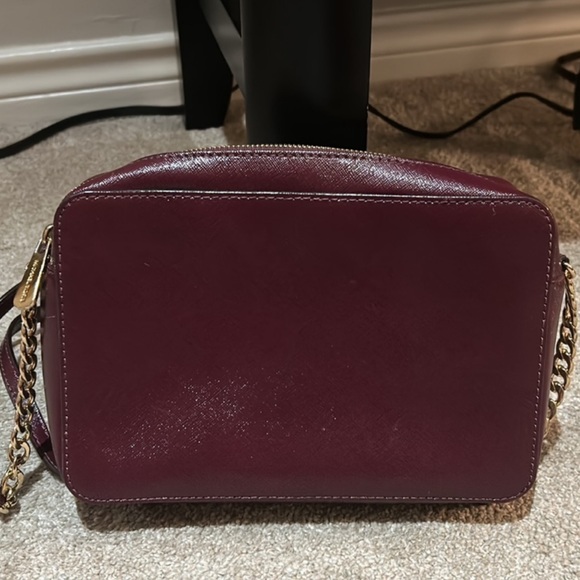 Michael Kors: Large Jet Set Crossbody: burgundy/plum with gold hardware - Picture 4 of 4